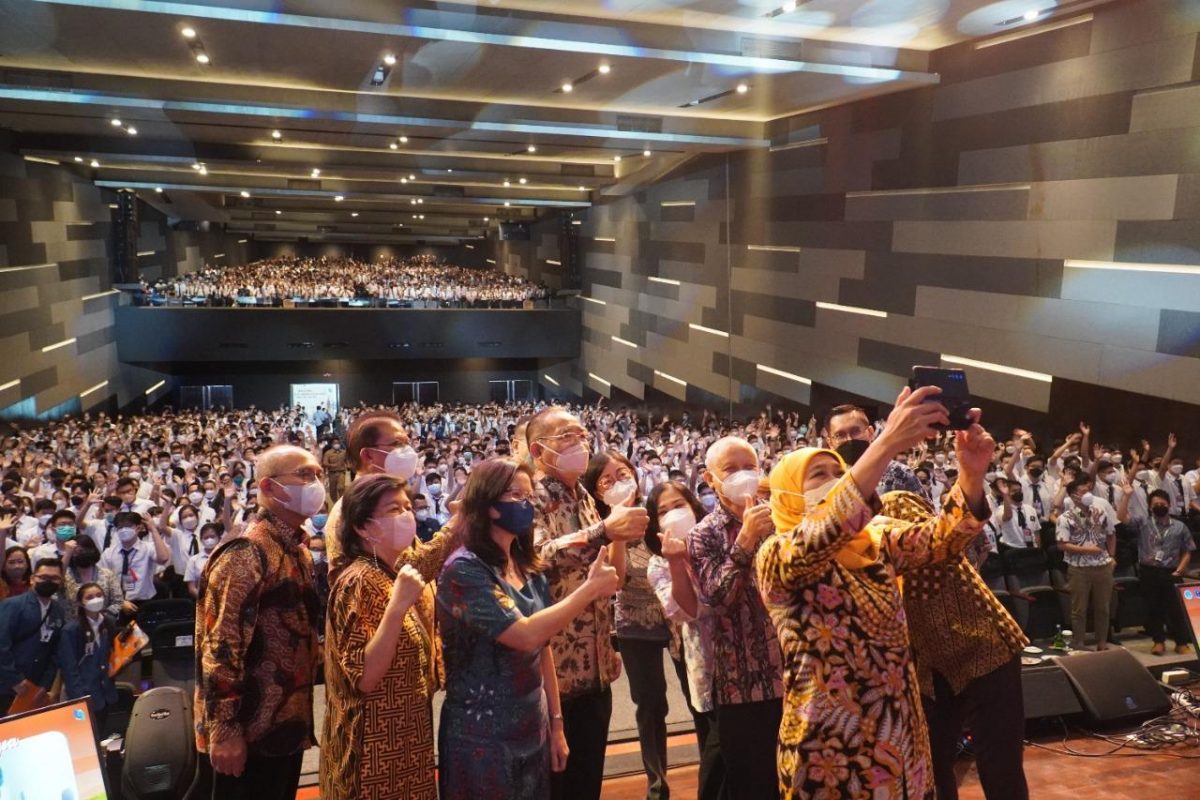 Petra Christian University and the Governor of East Java Province, Indonesia Welcome New Students